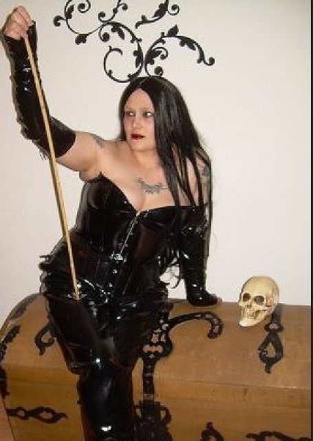 GothicLady38 - Gothic Queen sucht Mann mit Leidenschaft für...