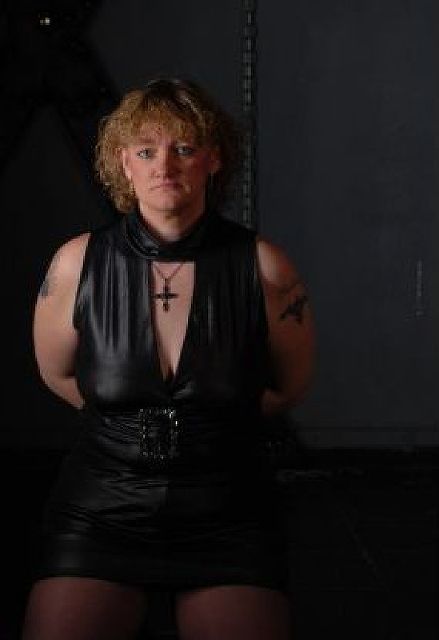 DominaXYZ - Domina sucht Sklaven!