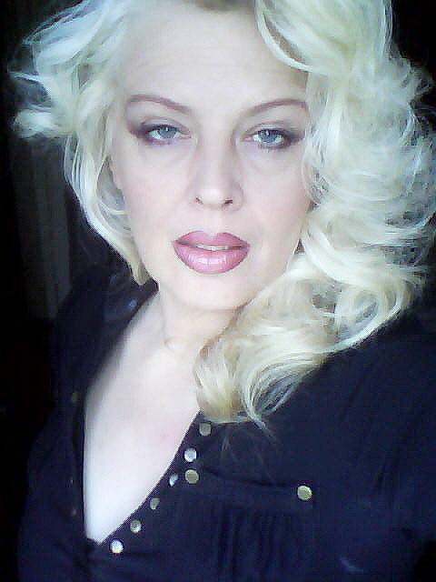 VAMPtastic - Blonde, dominante Frau sucht...