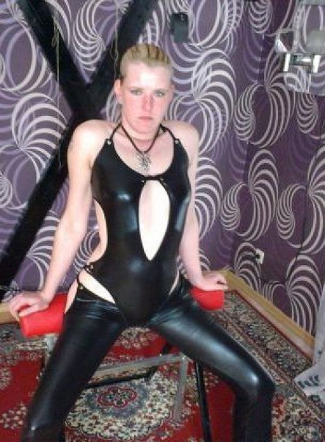 Domina29 - Dominante Blondine sucht Mann zum Erziehen!