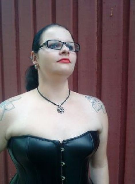 MetalDom - Junge Domina sucht Sklaven!