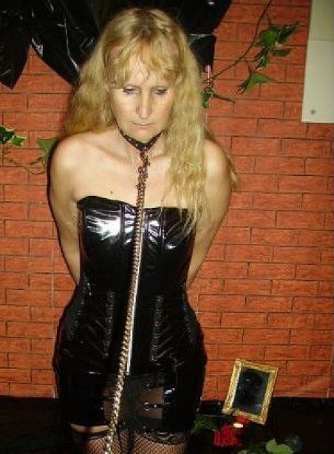 ErziehMICH - 50 jährige Zofe sucht Erzieher!